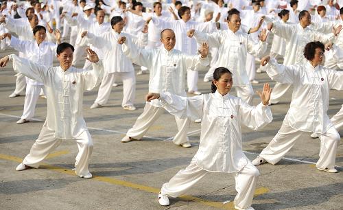 8月8日,太極拳愛好者在成都市體育中心進行太極拳表演。當日是全國“全民健身日”,成都市體育局要求在8月8日當天各區(qū)(市)縣公共設(shè)施的體育場館全部向公眾免費開放,以方便市民進行體育鍛煉。新華社記者 江宏景 攝