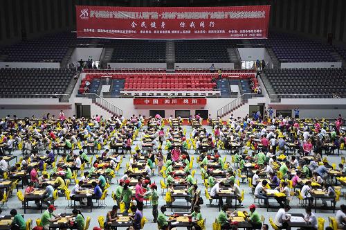 8月8日,“全民健身日”全國(guó)棋牌項(xiàng)目萬(wàn)人同賽活動(dòng)暨四川省“全民健身日”群眾體育活動(dòng)在綿陽(yáng)市九州體育館隆重舉行。為慶祝第二個(gè)全國(guó)“全民健身日”,該活動(dòng)在北京、天津等11個(gè)地區(qū)的分會(huì)場(chǎng)同時(shí)開(kāi)展,參與總?cè)藬?shù)達(dá)到了萬(wàn)人。這是“全民健身日”全國(guó)棋牌項(xiàng)目萬(wàn)人同賽活動(dòng)綿陽(yáng)分會(huì)場(chǎng)全景。新華社記者 李橋橋 攝