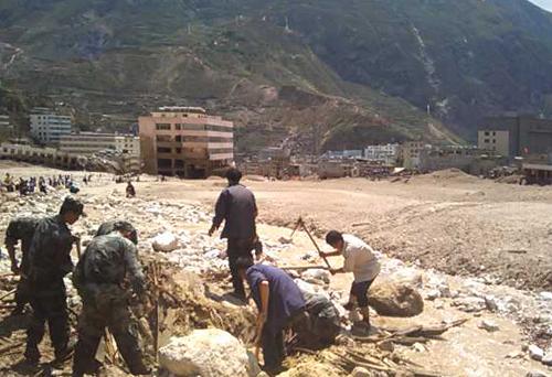 8月8日,蘭州軍區(qū)某集團軍防化團官兵正與當(dāng)?shù)厝罕娫诂F(xiàn)場實施救援(手機照片)。新華社發(fā) (王彥軍 攝)