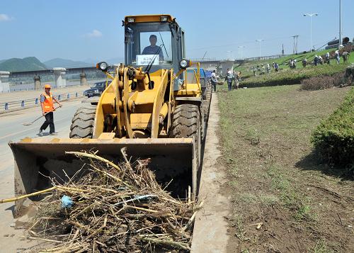 8月12日,通化市環(huán)衛(wèi)工人在渾江大堤上清理綠化帶。近日,吉林通化市遭受特大洪澇災(zāi)害影響,市區(qū)橋梁、道路、排水、污水管網(wǎng)等市政基礎(chǔ)設(shè)施遭受嚴(yán)重毀壞,損失達(dá)4億元以上。通化市建設(shè)局在抓好抗洪救災(zāi)的同時(shí),迅速調(diào)集人員投入到抗災(zāi)自救工作中來,截至目前已出動9000余人次,投入各種機(jī)械設(shè)備1200多臺次,修復(fù)損毀路面30余處,并對92條主次街道及公園、廣場進(jìn)行清淤,恢復(fù)草坪綠地27000平方米。新華社記者 齊海山 攝