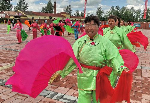 8月16日,海拉爾農(nóng)墾集團免渡河農(nóng)場居民區(qū)的群眾在新建的廣場上扭秧歌。自2009年內(nèi)蒙古被國家列入村級公益事業(yè)建設(shè)“一事一議”財政獎補試點省份以來,積極調(diào)整財政支出結(jié)構(gòu),努力增加財政獎補資金投入。目前,全區(qū)完工和在建的“一事一議”財政獎補項目已覆蓋101個旗縣(市、區(qū))、642個蘇木鄉(xiāng)鎮(zhèn)、6個辦事處、2433個嘎查村以及國有農(nóng)牧林場居民區(qū),受益農(nóng)牧民達385萬人。新華社記者 李欣 攝