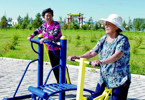 8月16日,兩位老人在海拉爾農(nóng)墾集團莫拐農(nóng)場的休閑小廣場上鍛煉身體。新華社記者 李欣 攝