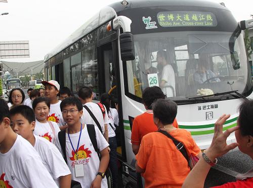 8月18日,游客在世博園乘公交車(chē)。據(jù)世博園官方網(wǎng)站介紹,截止到8月16日,世博園區(qū)公共交通客運(yùn)量超過(guò)1億人次。當(dāng)日是世博開(kāi)園第110天,至下午3時(shí),進(jìn)園游客已達(dá)35.93萬(wàn)人次。新華社記者 汪永基 攝