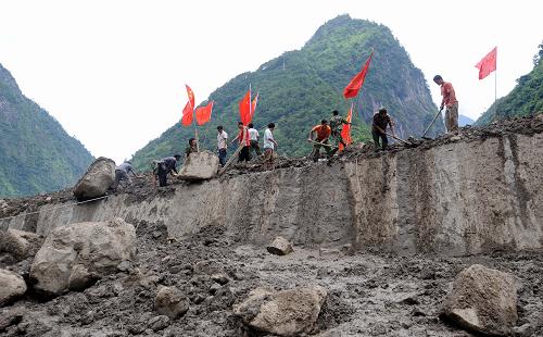 8月19日,云南貢山普拉底鄉(xiāng)的一些當(dāng)?shù)厝罕娫谀嗍鳜F(xiàn)場(chǎng)參加搜救工作。新華社記者 藺以光 攝