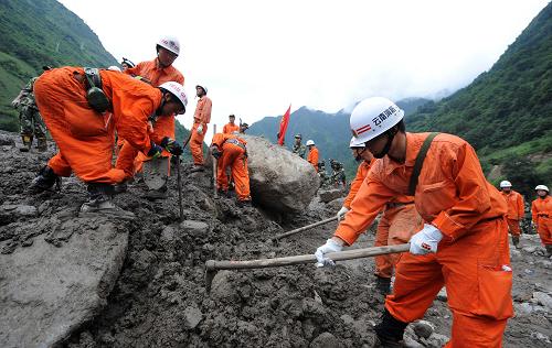 8月19日,消防官兵在云南貢山普拉底鄉(xiāng)展開(kāi)救援工作。新華社記者 藺以光 攝