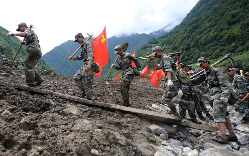 8月19日,解放軍戰(zhàn)士在云南貢山普拉底鄉(xiāng)展開(kāi)救援工作。新華社記者 藺以光 攝