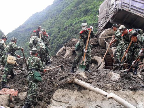 8月18日傍晚,救援人員在云南貢山山洪泥石流災(zāi)區(qū)全力開(kāi)展搜救工作。新華社發(fā)(程慶祥 攝)
