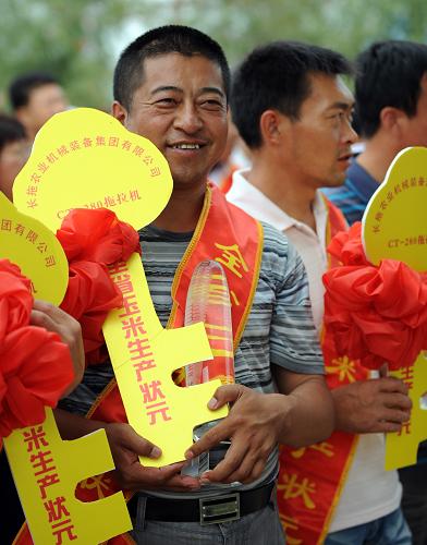 8月19日,種植了230公頃玉米的吉林省榆樹市農(nóng)民王福龍在首屆玉米節(jié)上被評為全省十大玉米生產(chǎn)狀元,并獲得一輛拖拉機的獎勵。當(dāng)日,首屆吉林玉米節(jié)在長春農(nóng)博園開幕。吉林玉米節(jié)旨在促進吉林省玉米產(chǎn)業(yè)化發(fā)展,全力打造“吉林——中國玉米之鄉(xiāng)”品牌。玉米節(jié)將舉辦狀元評選、現(xiàn)場展示、農(nóng)事趣味比賽和高層論壇等4大類14項活動。 新華社記者 蔣林 攝