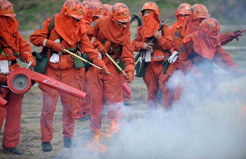 8月29日,武警內(nèi)蒙古森林總隊(duì)大興安嶺支隊(duì)官兵在進(jìn)行秋季防火作戰(zhàn)演練。新華社記者 張領(lǐng) 攝