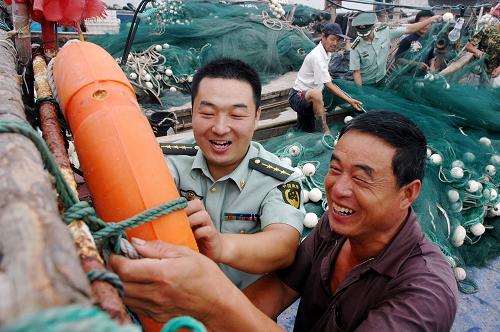 9月1日,山東濱州海防邊防派出所民警幫助漁民檢查救生設(shè)備。當(dāng)日,為期三個月的黃、渤海休漁期正式結(jié)束。為確保漁船民安全作業(yè),山東濱州邊防支隊組織干警進(jìn)漁村、上漁船,幫助漁船民整理生產(chǎn)用具、檢修機(jī)器設(shè)備,并向他們宣傳安全生產(chǎn)知識和相關(guān)政策法規(guī),維護(hù)海上生產(chǎn)秩序。新華社發(fā)(王占軍 攝)