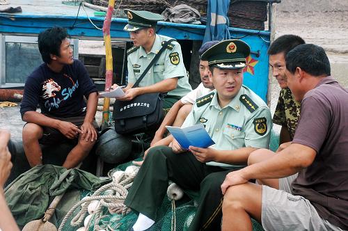 9月1日,山東濱州海防邊防派出所民警向漁民介紹涉海法律法規(guī)。新華社發(fā)(王占軍 攝)