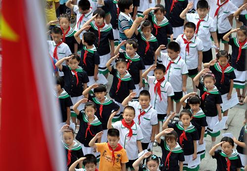 9月1日,安徽合肥市包河區(qū)屯溪路小學(xué)以“我的夢(mèng)·中國(guó)夢(mèng)”為主題,組織同學(xué)們升國(guó)旗,并集體朗誦《少年中國(guó)說》,提升學(xué)生們的愛國(guó)熱情,鼓勵(lì)學(xué)生們努力學(xué)習(xí)、為夢(mèng)想奮斗。當(dāng)日,全國(guó)中小學(xué)新學(xué)年開學(xué)。新華社記者 郭晨