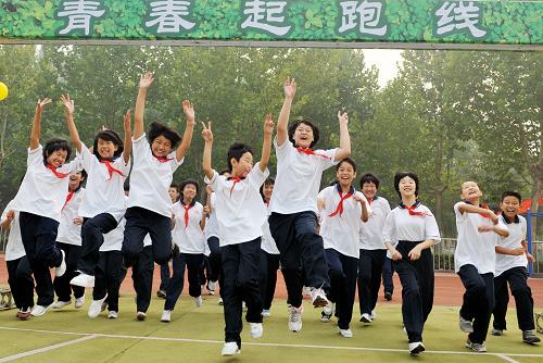9月1日,濟(jì)南十二中學(xué)初一新生在入學(xué)儀式上跨越“青春起跑線”,向童年告別,迎接嶄新的中學(xué)生活。當(dāng)日,全國(guó)中小學(xué)新學(xué)年開學(xué)。新華社記者 朱崢 攝