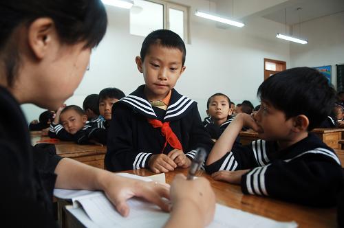 9月1日,在西寧市行知小學(xué)3年級3班,來自玉樹州紅旗小學(xué)的普措南嘉(中)向老師報到。當(dāng)日,28名來自青海玉樹災(zāi)區(qū)的學(xué)生在西寧市行知小學(xué)迎來新學(xué)期。據(jù)悉,在新學(xué)期將有超過3000名玉樹災(zāi)區(qū)學(xué)生轉(zhuǎn)移至青海省內(nèi)各中小學(xué)校就讀。新華社記者 張宏祥 攝