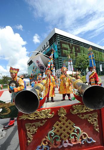 9月1日上午,參加西藏周活動(dòng)的演員在上海世博會(huì)寶鋼大舞臺(tái)準(zhǔn)備開(kāi)始表演。新華社記者 藺以光 攝