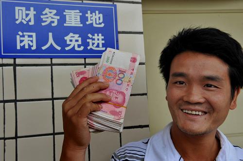 9月1日,在貴州省清鎮(zhèn)市溫氏畜牧公司肉雞交易服務(wù)中心,清鎮(zhèn)市暗流鄉(xiāng)養(yǎng)殖戶(hù)鄭云松領(lǐng)取了1.5萬(wàn)元利潤(rùn)款。在當(dāng)?shù)卣闹С窒?,貴州清鎮(zhèn)溫氏畜牧公司以“公司+農(nóng)戶(hù)”的合作模式發(fā)展肉雞產(chǎn)業(yè),目前已擁有合作養(yǎng)殖戶(hù)535戶(hù),分布于清鎮(zhèn)市的8個(gè)鄉(xiāng)鎮(zhèn)50余個(gè)村寨。2009年,公司投放雞苗465萬(wàn)羽,上市肉雞442萬(wàn)只,合作農(nóng)戶(hù)共獲利911.76萬(wàn)元。2010年公司計(jì)劃投放雞苗800萬(wàn)羽,上市肉雞760萬(wàn)只,銷(xiāo)售額將過(guò)億元。新華社發(fā)(吳東俊 攝)