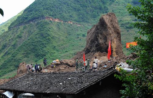 9月2日,一塊巨大的飛來(lái)石威脅著農(nóng)舍安全,該農(nóng)戶(hù)已安全撤離。新華社記者 陳海寧 攝