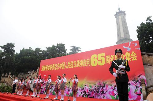 9月3日,長(zhǎng)沙烈士公園舉行抗戰(zhàn)勝利65周年群眾紀(jì)念活動(dòng),社會(huì)各界干部群眾向烈士紀(jì)念塔敬獻(xiàn)花籃,緬懷先烈們的英雄業(yè)績(jī)??箲?zhàn)期間,湖南省共傷亡262萬(wàn)多人,為爭(zhēng)取抗戰(zhàn)的最后勝利作出了卓越貢獻(xiàn)。新華社記者 龍弘濤 攝