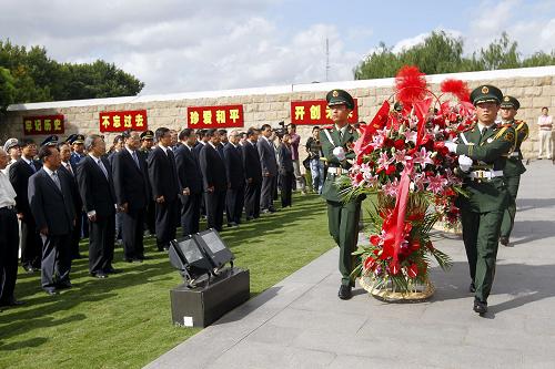 9月3日,武警官兵在紀(jì)念儀式上向先烈敬獻(xiàn)花籃。當(dāng)日是抗日戰(zhàn)爭(zhēng)勝利65周年紀(jì)念日,上海軍民2000多人齊聚淞滬抗戰(zhàn)紀(jì)念館,悼念先烈,祈福和平。新華社記者 裴鑫 攝