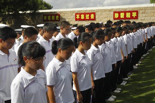 9月3日,來(lái)自上海寶山區(qū)的中學(xué)生在紀(jì)念儀式上向先烈致哀。當(dāng)日是抗日戰(zhàn)爭(zhēng)勝利65周年紀(jì)念日,上海軍民2000多人齊聚淞滬抗戰(zhàn)紀(jì)念館,悼念先烈,祈福和平。新華社記者 裴鑫 攝