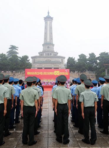 9月3日,長(zhǎng)沙烈士公園舉行抗戰(zhàn)勝利65周年群眾紀(jì)念活動(dòng),社會(huì)各界干部群眾向烈士紀(jì)念塔敬獻(xiàn)花籃,緬懷先烈們的英雄業(yè)績(jī)。抗戰(zhàn)期間,湖南省共傷亡262萬(wàn)多人,為爭(zhēng)取抗戰(zhàn)的最后勝利作出了卓越貢獻(xiàn)。新華社記者 龍弘濤 攝