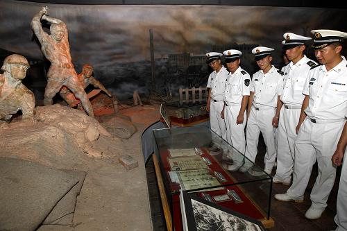 9月3日,駐滬海軍官兵在淞滬抗戰(zhàn)紀(jì)念館內(nèi)參觀。當(dāng)日是抗日戰(zhàn)爭(zhēng)勝利65周年紀(jì)念日,上海軍民2000多人齊聚淞滬抗戰(zhàn)紀(jì)念館,悼念先烈,祈福和平。新華社記者 裴鑫 攝