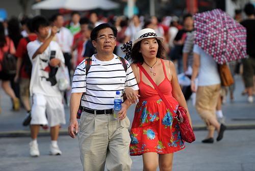 9月5日,游客在上海世博園內(nèi)游覽。近期以來,上海的天氣漸趨舒適,最高氣溫已經(jīng)降低到32攝氏度左右,相對涼爽的天氣使得眾多海內(nèi)外游客紛紛來到上海世博園參觀游覽。目前上海世博會累計參觀游客已經(jīng)達到4891萬人次,逼近5000萬大關。新華社記者 藺以光 攝
