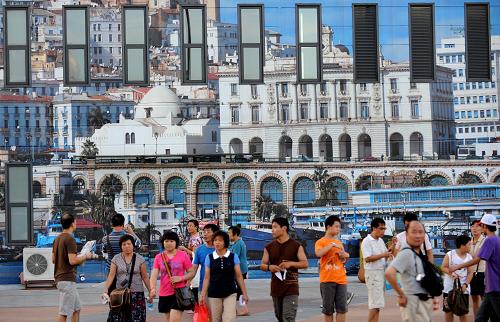 9月5日,游客在上海世博園內(nèi)游覽。近期以來,上海的天氣漸趨舒適,最高氣溫已經(jīng)降低到32攝氏度左右,相對涼爽的天氣使得眾多海內(nèi)外游客紛紛來到上海世博園參觀游覽。目前上海世博會累計參觀游客已經(jīng)達到4891萬人次,逼近5000萬大關。新華社記者 藺以光 攝
