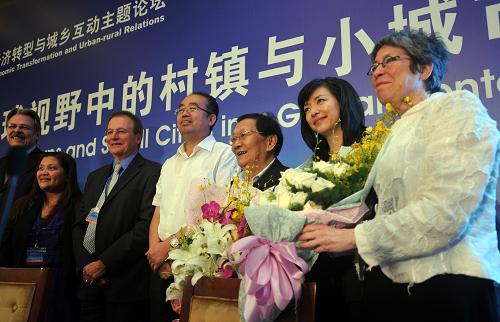 9月10日,參加“全球視野中的村鎮(zhèn)與小城市”圓桌對(duì)話的世界各地的市長、村長們?cè)谡搲Y(jié)束后合影。當(dāng)日,為期一天半的上海世博會(huì)第五場主題論壇——“經(jīng)濟(jì)轉(zhuǎn)型與城鄉(xiāng)互動(dòng)”論壇在浙江紹興閉幕。來自政府、國際組織、學(xué)術(shù)界、企業(yè)界的600多名代表參加論壇。新華社記者 王定昶 攝