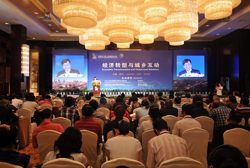 9月10日,為期一天半的上海世博會(huì)第五場主題論壇——“經(jīng)濟(jì)轉(zhuǎn)型與城鄉(xiāng)互動(dòng)”論壇在浙江紹興閉幕,來自政府、國際組織、學(xué)術(shù)界、企業(yè)界的600多名代表參加論壇。新華社記者 王定昶 攝