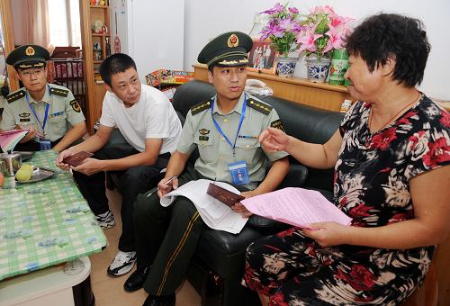 9月14日,青島中韓邊防派出所民警張濤(右二)在居民王春香(右一)家中詢問家庭成員戶籍變更情況。近日,青島第六次全國人口普查為期一個(gè)月的戶口整頓和摸底工作基本結(jié)束,工作開始轉(zhuǎn)入到模擬入戶調(diào)查階段,以提前發(fā)現(xiàn)和解決調(diào)查工作將面臨的問題,為11月份第二次入戶正式普查登記做好準(zhǔn)備。新華社記者 李紫恒 攝