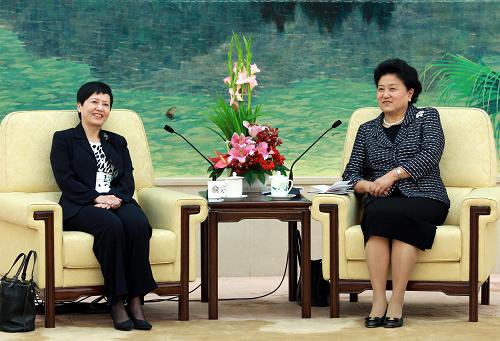 9月14日,中國(guó)國(guó)務(wù)委員劉延?xùn)|在北京人民大會(huì)堂會(huì)見(jiàn)香港特區(qū)政府公務(wù)員事務(wù)局局長(zhǎng)俞宗怡率領(lǐng)的特區(qū)政府常任秘書(shū)長(zhǎng)內(nèi)地研修及訪問(wèn)團(tuán)全體成員。新華社記者 龐興雷 攝