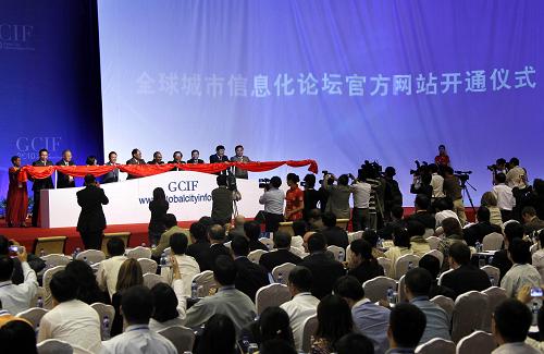 9月25日,部分論壇嘉賓共同開(kāi)通全球城市信息化論壇官方網(wǎng)站。當(dāng)日,以“信息化促進(jìn)城市科學(xué)發(fā)展”為主題的2010全球城市信息化論壇在上海國(guó)際會(huì)議中心開(kāi)幕。來(lái)自全球40個(gè)國(guó)家和49個(gè)國(guó)際組織的350多位專家學(xué)者和企業(yè)家代表圍繞信息化與工業(yè)化融合、信息技術(shù)創(chuàng)新發(fā)展、消除數(shù)字鴻溝等議題進(jìn)行了深入探討。新華社記者 裴鑫 攝