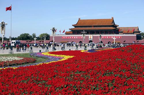 9月28日,游客在花團(tuán)錦簇的天安門廣場參觀游覽。國慶臨近,北京街頭擺出各式花壇,為節(jié)日增添喜慶氣氛。新華社發(fā)(梁志強(qiáng) 攝)