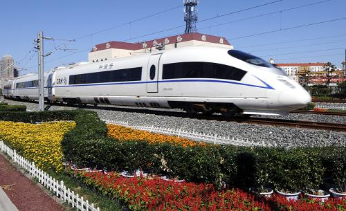 9月28日,和諧號動車組駛?cè)牖▓F(tuán)錦簇的天津站。臨近國慶,天津火車站內(nèi)外擺放了60多個品種、30多萬株各類鮮花和綠植樹木,喜迎國慶節(jié)的到來。新華社發(fā)(楊寶森 攝)