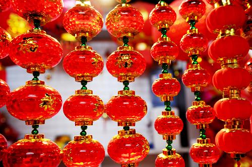 9月28日,樣式新穎、品種繁多的大小燈籠,把義烏國際商貿(mào)城市場裝扮得喜氣洋洋。國慶節(jié)臨近,義烏國際商貿(mào)城市場喜慶用品專區(qū)的紅燈籠開始熱銷,全國各地許多企業(yè)和經(jīng)銷商紛紛向義烏喜慶用品生產(chǎn)商訂貨,生意十分紅火。新華社發(fā)(張建成 攝)