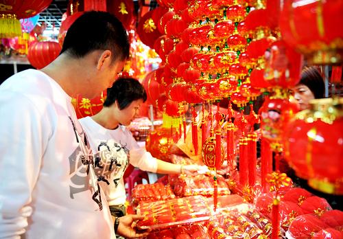 9月28日,兩位顧客在義烏國際商貿(mào)城選購紅燈籠。國慶節(jié)臨近,義烏國際商貿(mào)城市場喜慶用品專區(qū)的紅燈籠開始熱銷,全國各地許多企業(yè)和經(jīng)銷商紛紛向義烏喜慶用品生產(chǎn)商訂貨,生意十分紅火。新華社發(fā)(張建成 攝)