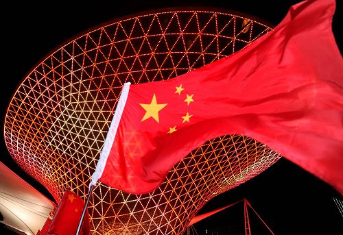 9月28日晚,世博軸陽光谷旁的國旗迎風招展。新華社記者 徐昱 攝