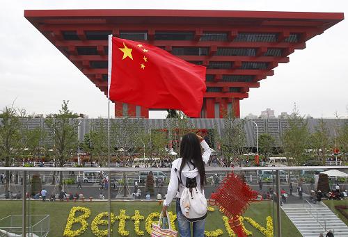 9月29日,一位游客正在世博軸上拍攝中國館。新華社記者 裴鑫 攝