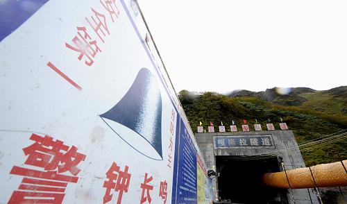 建設中的嘎隆拉隧道(9月29日攝)。新華社記者 普布扎西 攝