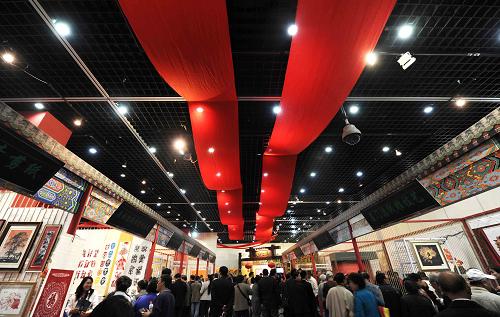 9月29日,觀眾參觀全國(guó)非物質(zhì)文化遺產(chǎn)展示會(huì)。當(dāng)日,為期5天的全國(guó)非物質(zhì)文化遺產(chǎn)展示會(huì)在天津博物館開(kāi)幕。本次展示會(huì)集中了全國(guó)25個(gè)省、區(qū)、市的70多個(gè)非物質(zhì)文化遺產(chǎn)項(xiàng)目,包括木版年畫、藏族唐卡、織染刺繡、銀飾鍛造、錫器技藝、皮影雕刻、泥塑陶瓷、玉石雕刻、木雕竹雕、傳統(tǒng)飲食、傳統(tǒng)醫(yī)藥等。新華社記者 岳月偉 攝