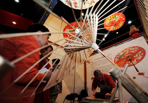 9月29日,一名非物質(zhì)文化遺產(chǎn)傳承人現(xiàn)場(chǎng)制作分水油紙傘。新華社記者 岳月偉 攝