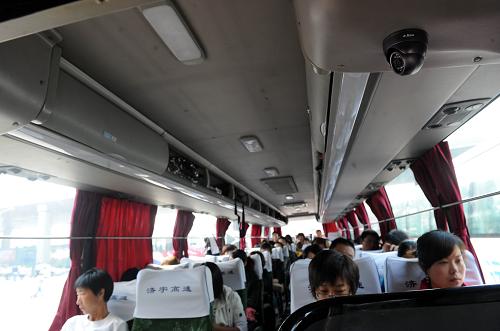 9月29日,安裝攝像頭的長途客車在行駛中。山東省交通運輸集團借助3G網(wǎng)絡(luò)和4個車載攝像頭對長途客車的運營狀況進行實時監(jiān)控,可以隨時發(fā)現(xiàn)和警示違規(guī)客車。據(jù)了解,相關(guān)實時信息將保留15天,對車途中的違法行為可以進行有效監(jiān)控和取證,確保國慶運輸安全。目前,山東交運系統(tǒng)上千輛運營客車已全部安裝GPS衛(wèi)星定位系統(tǒng),第一批配有3G安全監(jiān)控系統(tǒng)的車輛主要在山東省內(nèi)試運營。新華社記者 范長國 攝