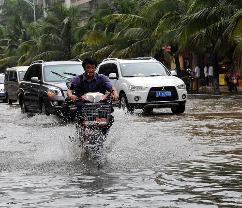 10月6日,車輛行駛在??谑蟹e水的路段。近日,受持續(xù)暴雨影響,海南省多地受災(zāi),部分水庫大壩出現(xiàn)險(xiǎn)情;海口、瓊海等城市出現(xiàn)內(nèi)澇,其中瓊海市加積地區(qū)5天降雨量累計(jì)達(dá)1020毫米,市區(qū)多條主要路段出現(xiàn)嚴(yán)重積水,部分路段電力中斷,對(duì)市民生活造成了很大影響。新華社記者 王存福 攝