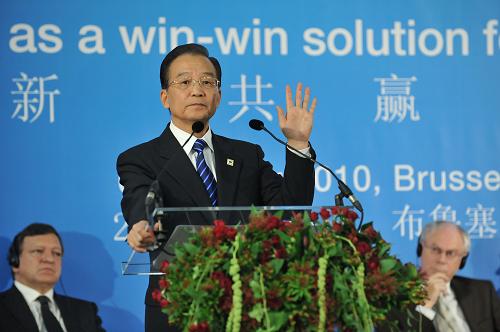 10月6日,中國(guó)國(guó)務(wù)院總理溫家寶在布魯塞爾出席第六屆中歐工商峰會(huì)。這是溫家寶在致辭。新華社記者 武巍 攝