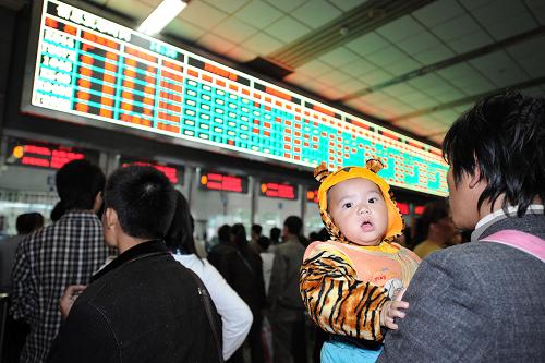 10月7日,一名懷抱小孩的旅客正在等待購(gòu)票。當(dāng)日是國(guó)慶長(zhǎng)假的最后一天,貴陽火車站迎來返程高峰。據(jù)了解,外出旅游、探親成為返程高峰的主流大軍,共計(jì)超過7萬人次。新華社記者 劉續(xù) 攝