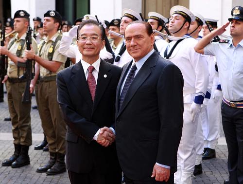 10月7日,中國國務(wù)院總理溫家寶在羅馬出席意大利總理貝盧斯科尼舉行的歡迎儀式。新華社記者 龐興雷 攝