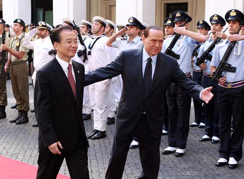 10月7日,中國國務(wù)院總理溫家寶在羅馬出席意大利總理貝盧斯科尼舉行的歡迎儀式。新華社記者 龐興雷 攝