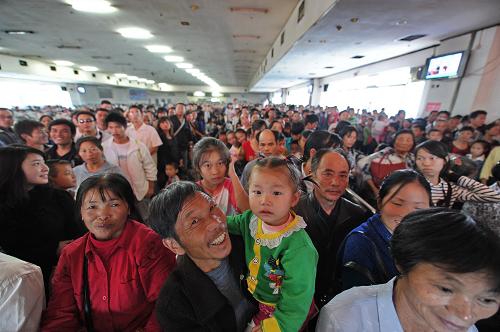 10月7日,南昌火車站候車大廳人頭攢動(dòng)。 當(dāng)日,南昌火車站迎來黃金周返程客流高峰。據(jù)南昌火車站統(tǒng)計(jì),9月30日至10月6日,搭乘火車出行的旅客達(dá)76萬人次,其中10月1日旅客數(shù)量達(dá)到13萬人次,超過了春運(yùn)的最高紀(jì)錄。新華社記者 周密 攝