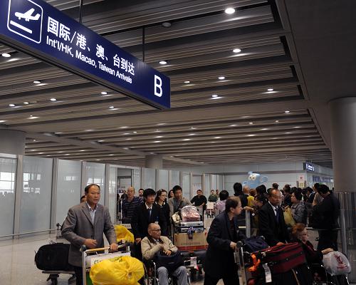 10月7日,在北京首都國際機(jī)場(chǎng)T3航站樓,到港旅客攜行李準(zhǔn)備離開機(jī)場(chǎng)。當(dāng)日,首都機(jī)場(chǎng)迎來“十一”黃金周返程最高峰,預(yù)計(jì)首都機(jī)場(chǎng)當(dāng)日客流將突破23.6萬人次,飛機(jī)起降將達(dá)到1480架次,較去年同期增長(zhǎng)9.49%。據(jù)統(tǒng)計(jì),9月30日至10月6日,首都機(jī)場(chǎng)共保障進(jìn)出港旅客154.255萬人次,航班9863架次。預(yù)計(jì)今年“十一”黃金周總客流量和航班起降架次將達(dá)到174.9萬人次和11332架次,同比增長(zhǎng)32.57%和11.06%。新華社記者 李木子 攝